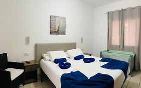 Baroli Villa Nepal. Jardín y piscina privada.