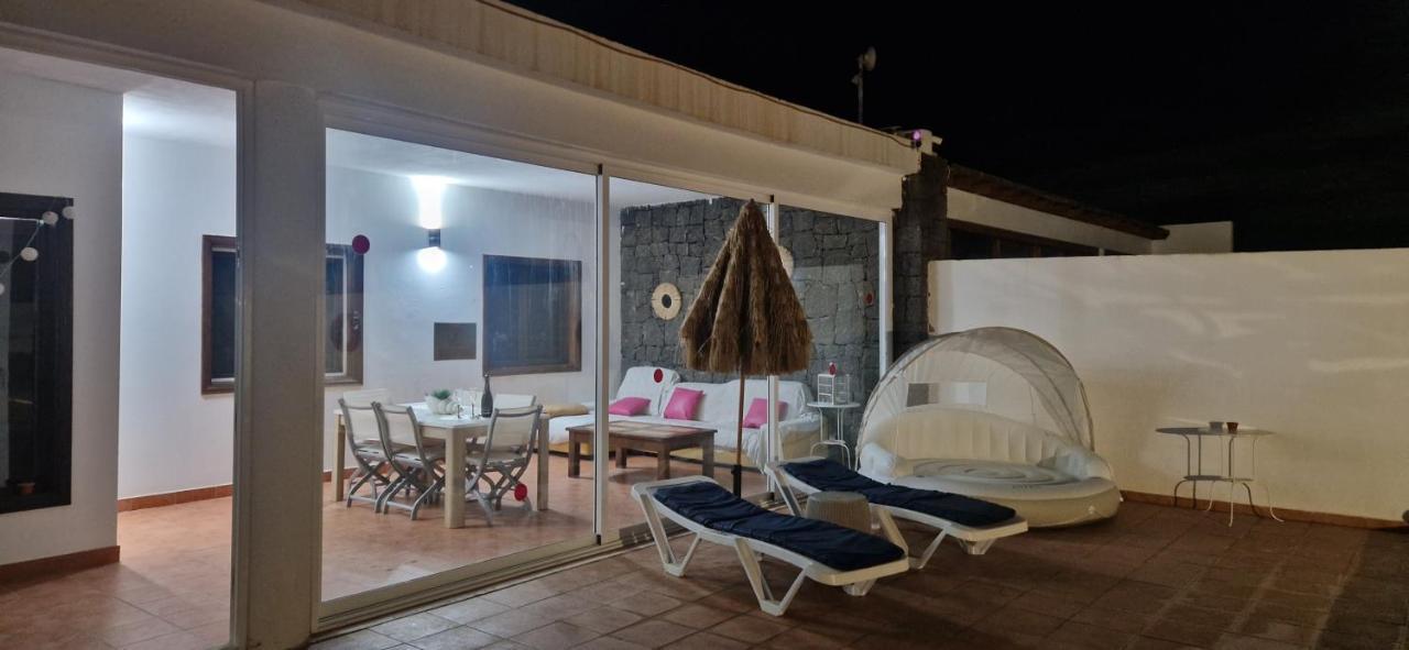 Baroli Villa Nepal. Jardín y piscina privada. Playa Blanca  Exterior foto